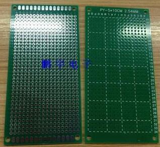 Gros plan trous 2.54 mm sur PCB 5x10 cm